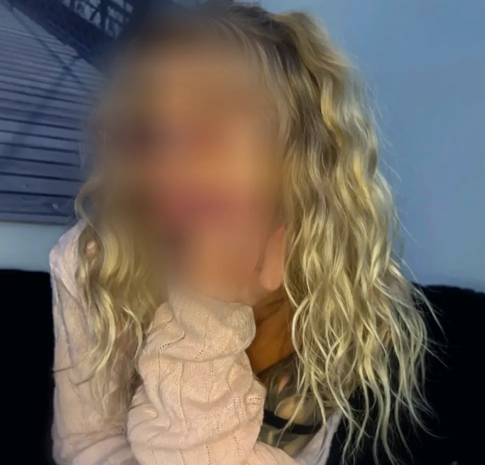 Ela, 23