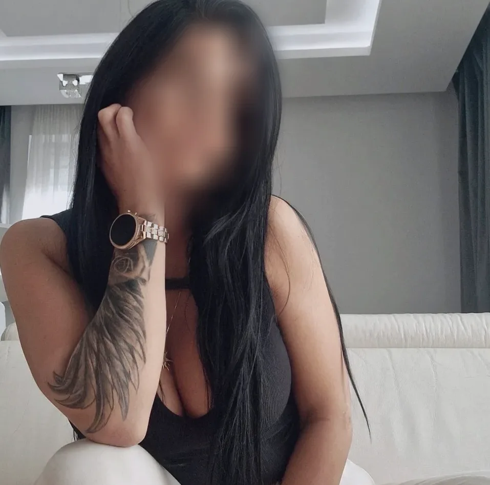 Manuela, 38